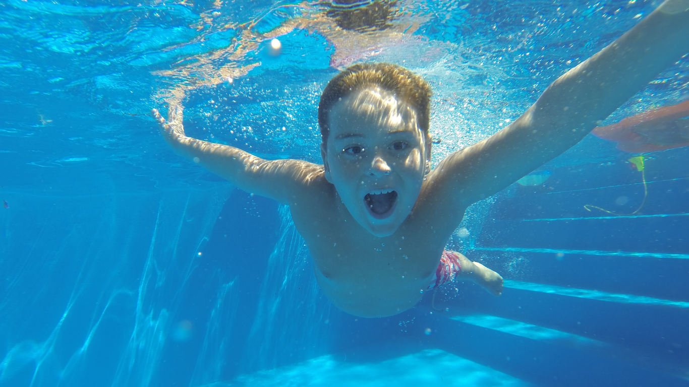 Crianças e Piscina